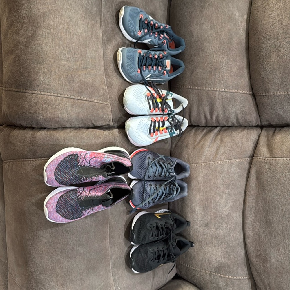 5 Nike  sneakers so 8 great condition